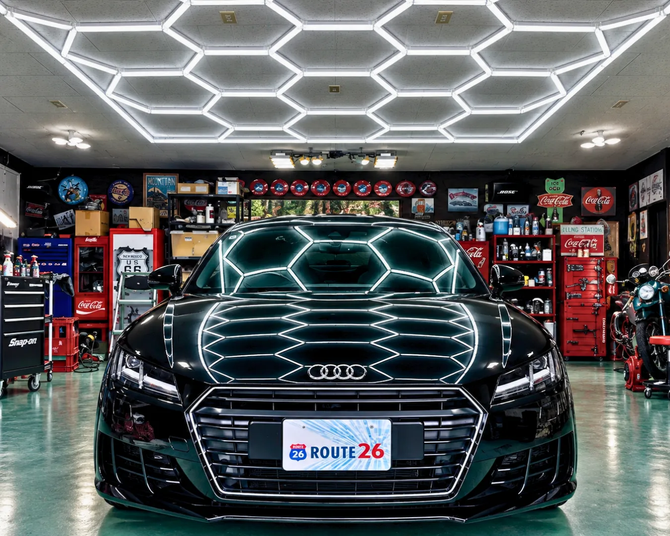 佐賀ガラスコーティング専門店ROUTE26。ハニカムライトが黒いAudi TTのボディーに映り込み、艶のある美しい塗装面を確認できる施工イメージ。